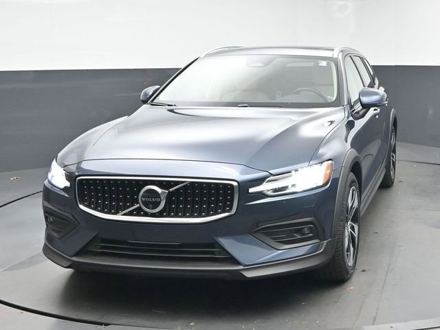 Used 2024 Volvo V60 B5 Cross Country Plus image 3