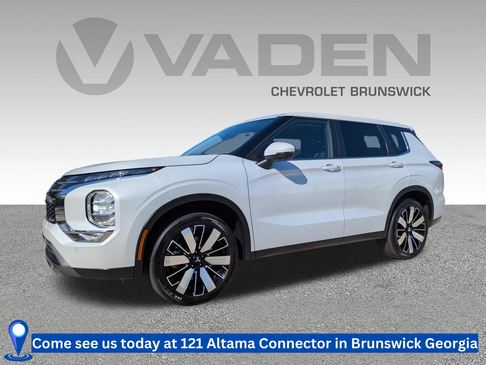 Used 2025 Mitsubishi Outlander SE image 1