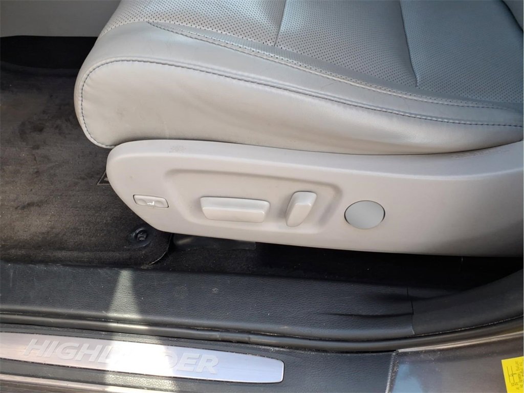 Used 2016 Toyota Highlander Limited image 17