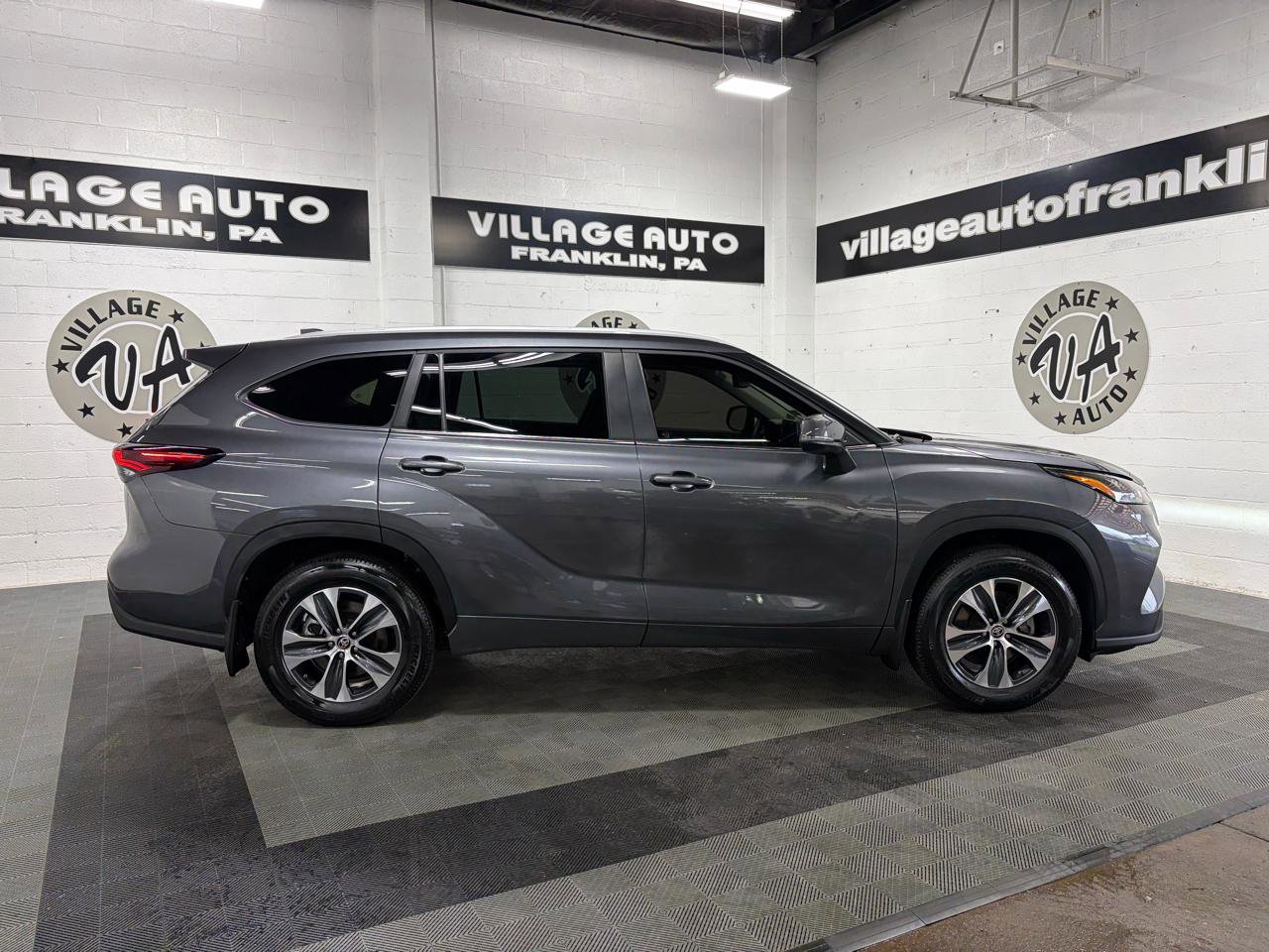 Used 2025 Toyota Highlander XLE image 2