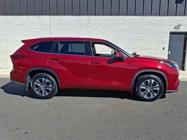 Used 2022 Toyota Highlander XLE image 2