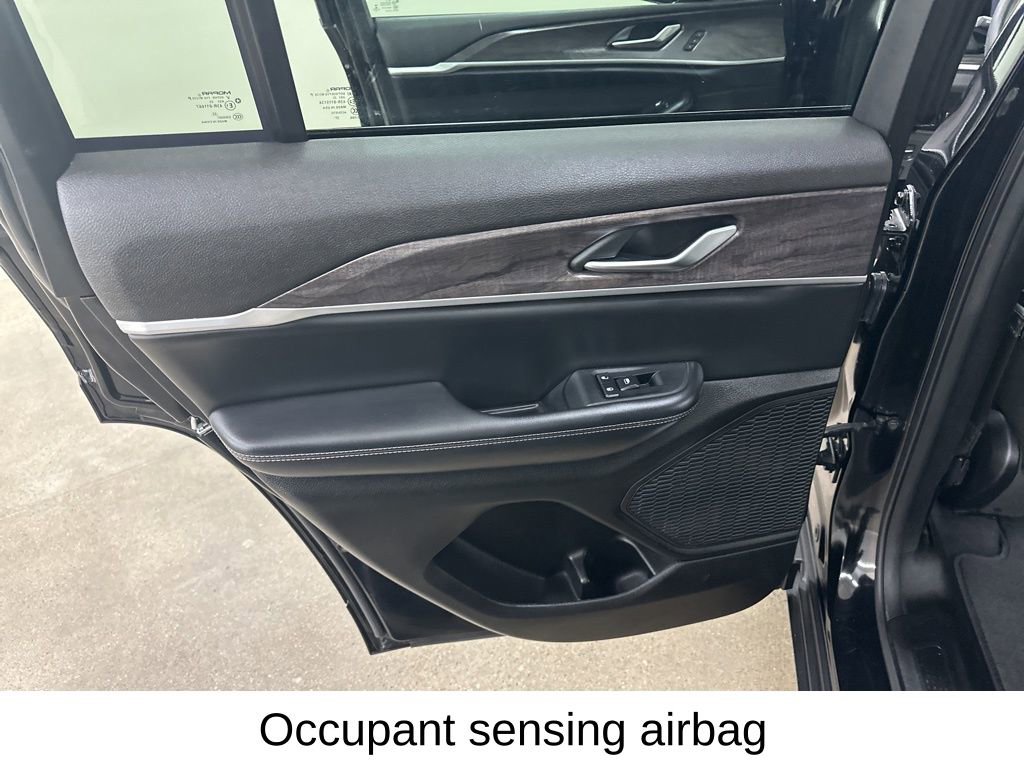 Used 2023 Jeep Grand Cherokee Limited w/ Black Appearance Package image 32