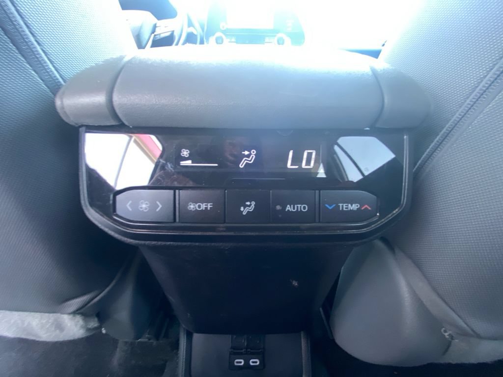 Used 2023 Toyota Highlander LE AWD/4WD image 28