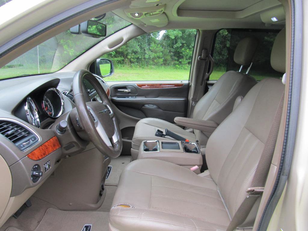 Used 2016 Chrysler Town & Country Touring-L image 17