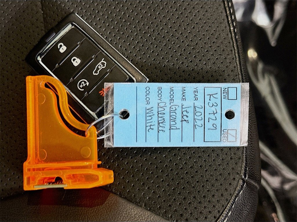 Used 2022 Jeep Grand Cherokee Altitude image 29