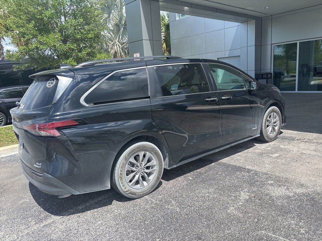 Used 2021 Toyota Sienna XLE w/ XLE Plus Package FWD image 3