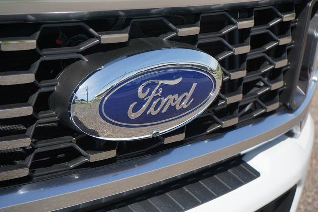 Used 2025 Ford F450 Platinum w/ Camper Package image 13