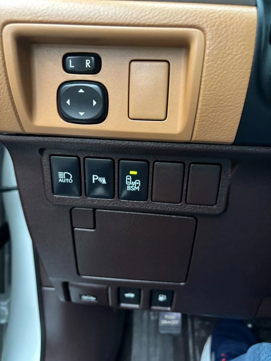 Used 2016 Lexus ES 350 w/ Luxury Package w/Wood Trim image 13