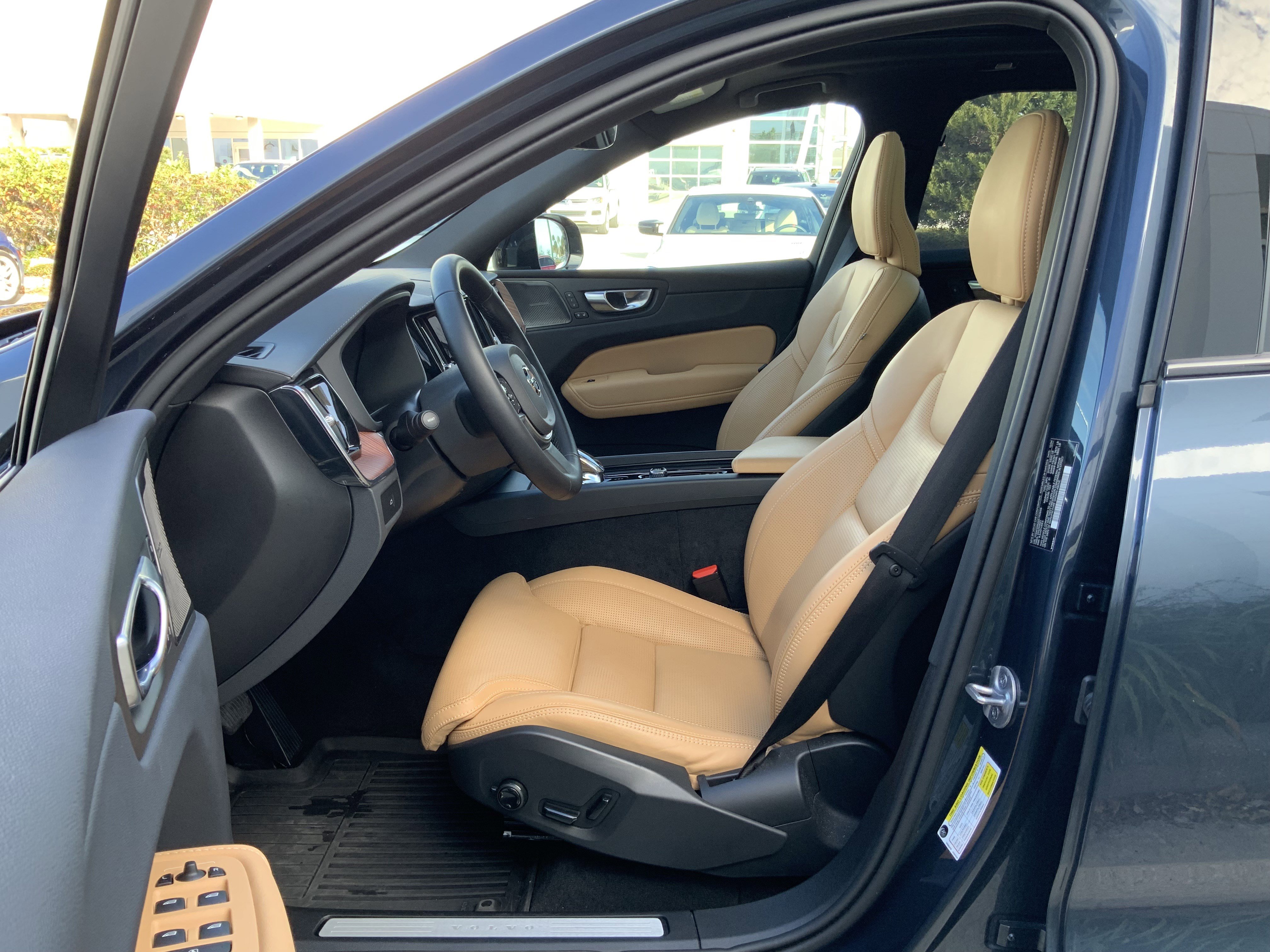 Used 2025 Volvo XC60 B5 Ultra w/ Protection Package Premier image 10