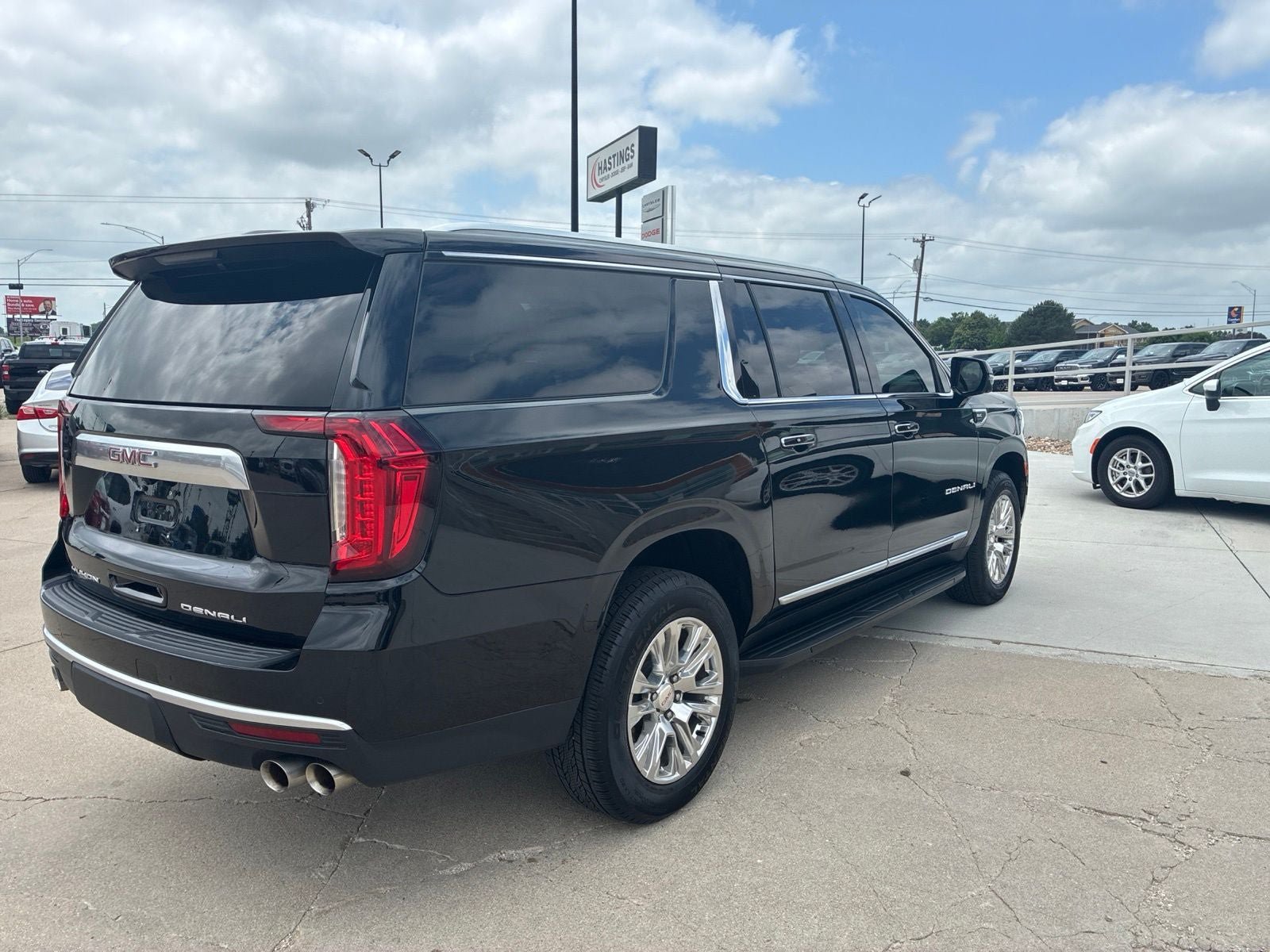 Used 2022 GMC Yukon XL Denali AWD/4WD image 8