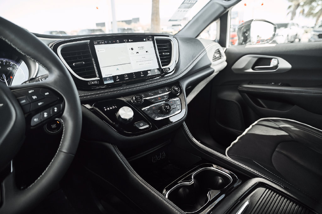 Used 2025 Chrysler Pacifica Limited FWD image 31