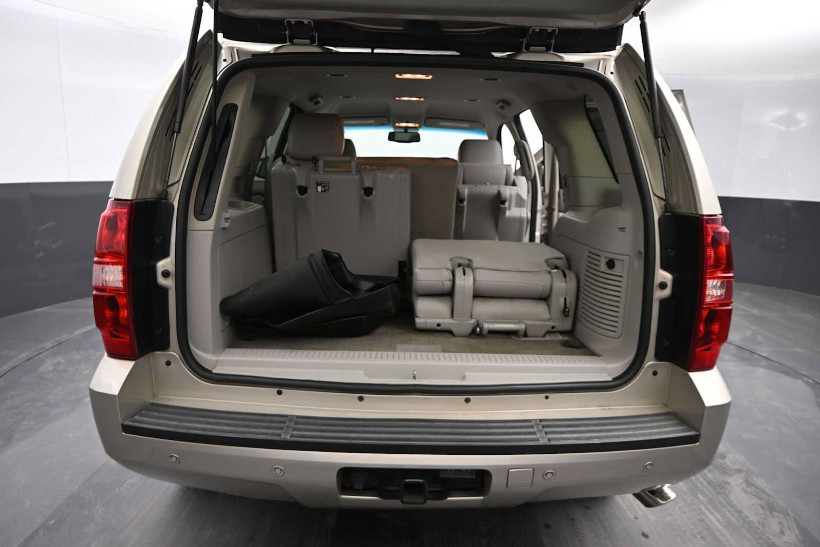 Used 2014 Chevrolet Tahoe LT w/ Luxury Package RWD image 13