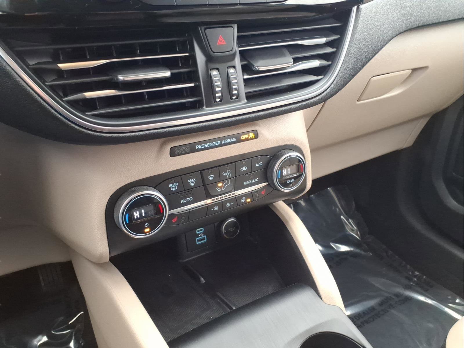 Used 2020 Ford Escape Titanium image 18