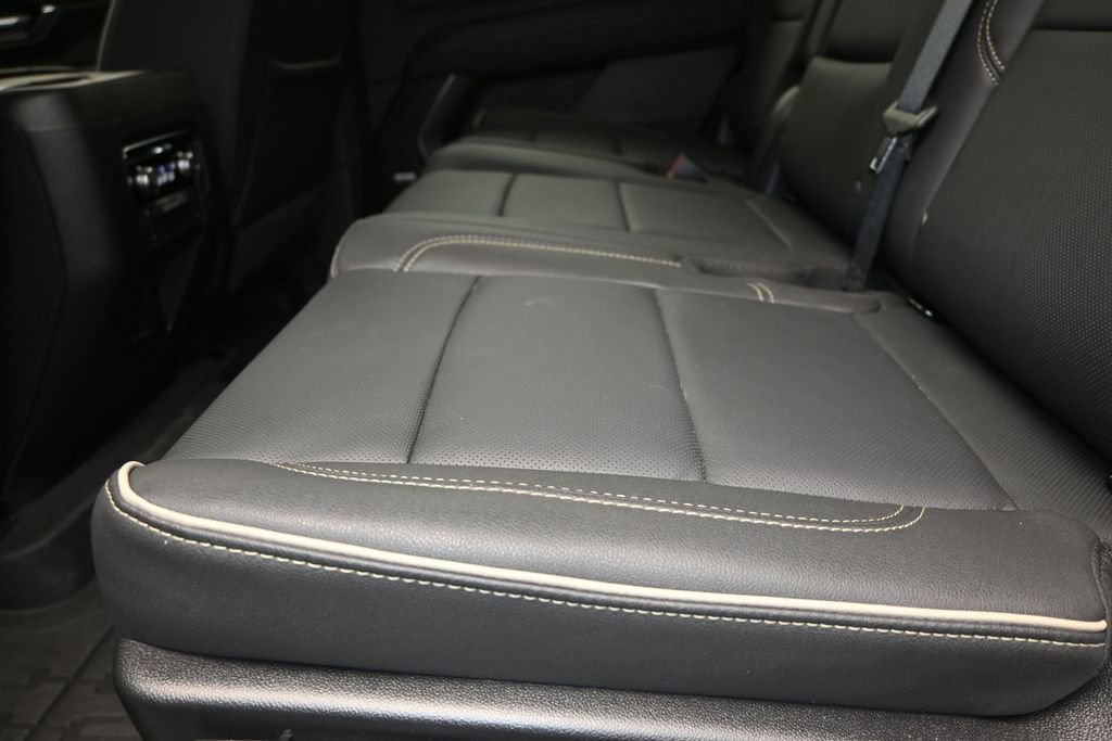 Used 2025 GMC Yukon Elevation w/ LPO, Elevation Black Package AWD/4WD image 16