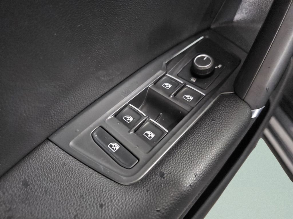 Used 2020 Volkswagen Tiguan SEL image 30