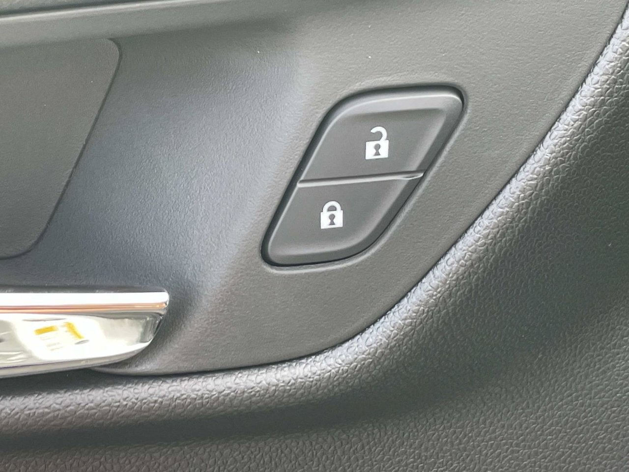 New 2026 Chevrolet Trax LT w/ LT Convenience Package FWD image 16