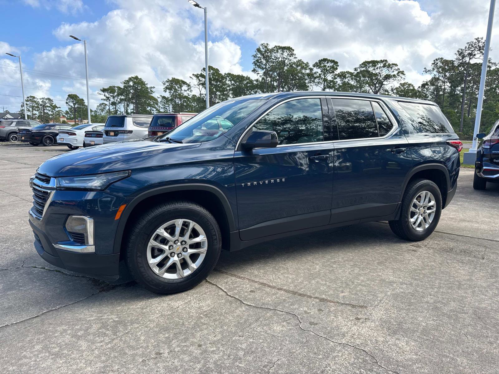 Used 2023 Chevrolet Traverse LS image 7
