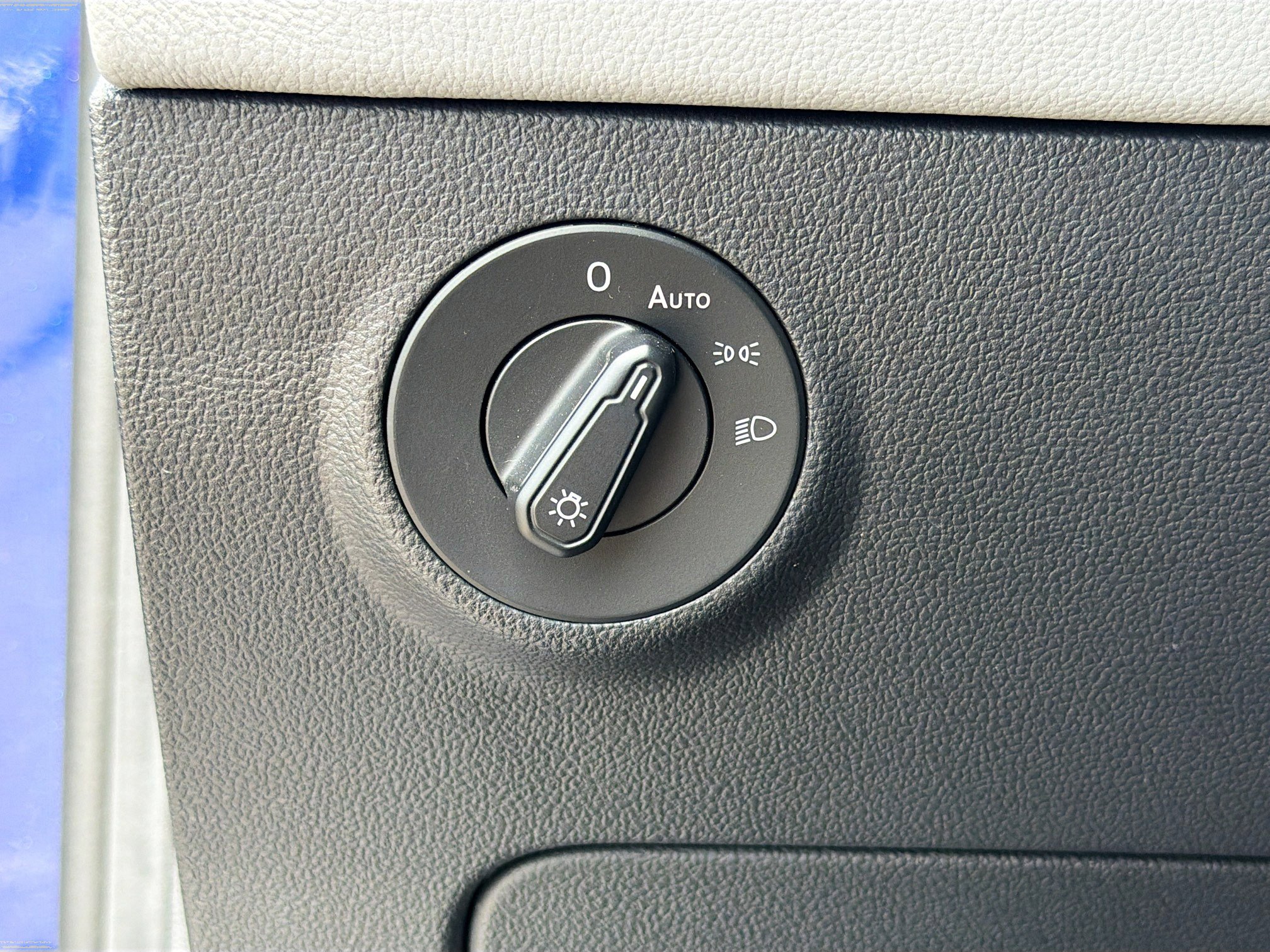 Used 2022 Volkswagen Taos SE image 32