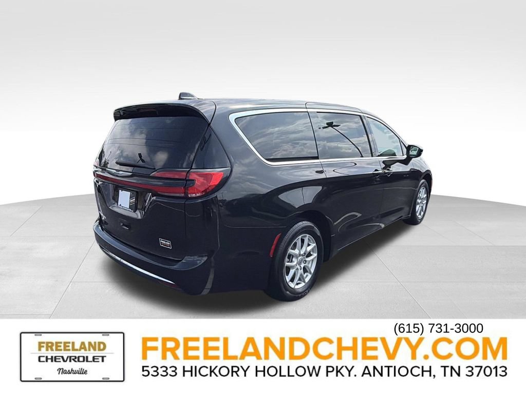 Used 2025 Chrysler Pacifica Select FWD image 3