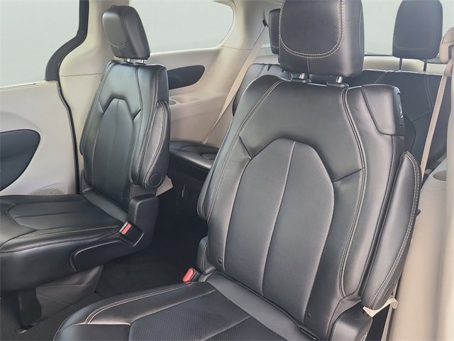 Used 2024 Chrysler Pacifica Touring-L image 14