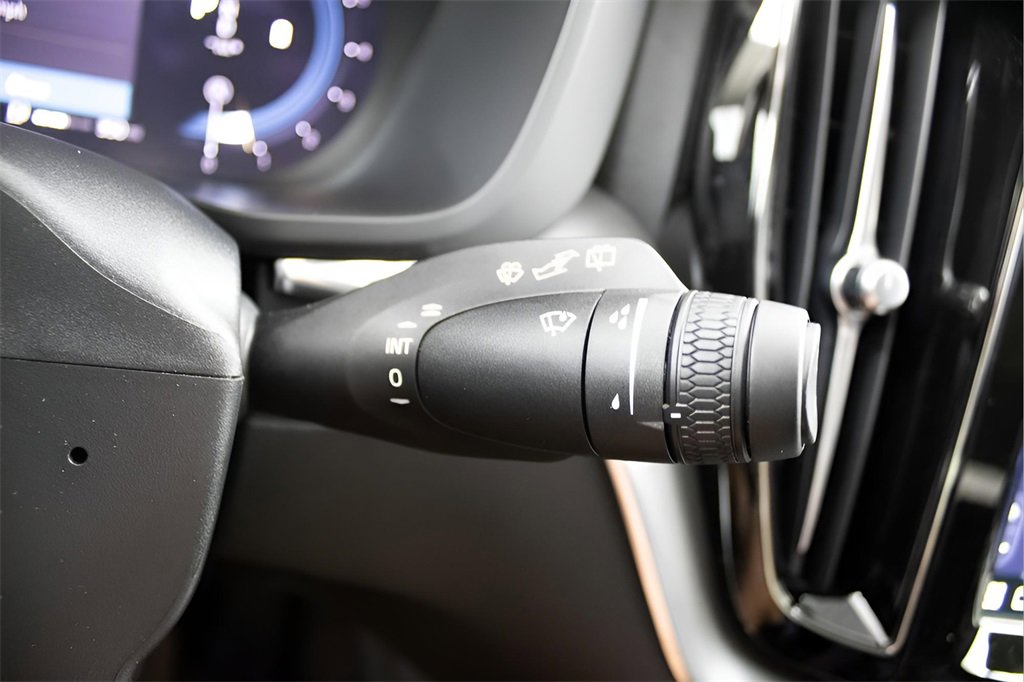 Certified 2025 Volvo XC60 B5 Core w/ Protection Package Premier image 19