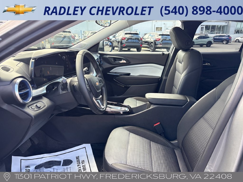 Used 2025 Chevrolet Trax LT w/ LT Convenience Package FWD image 3
