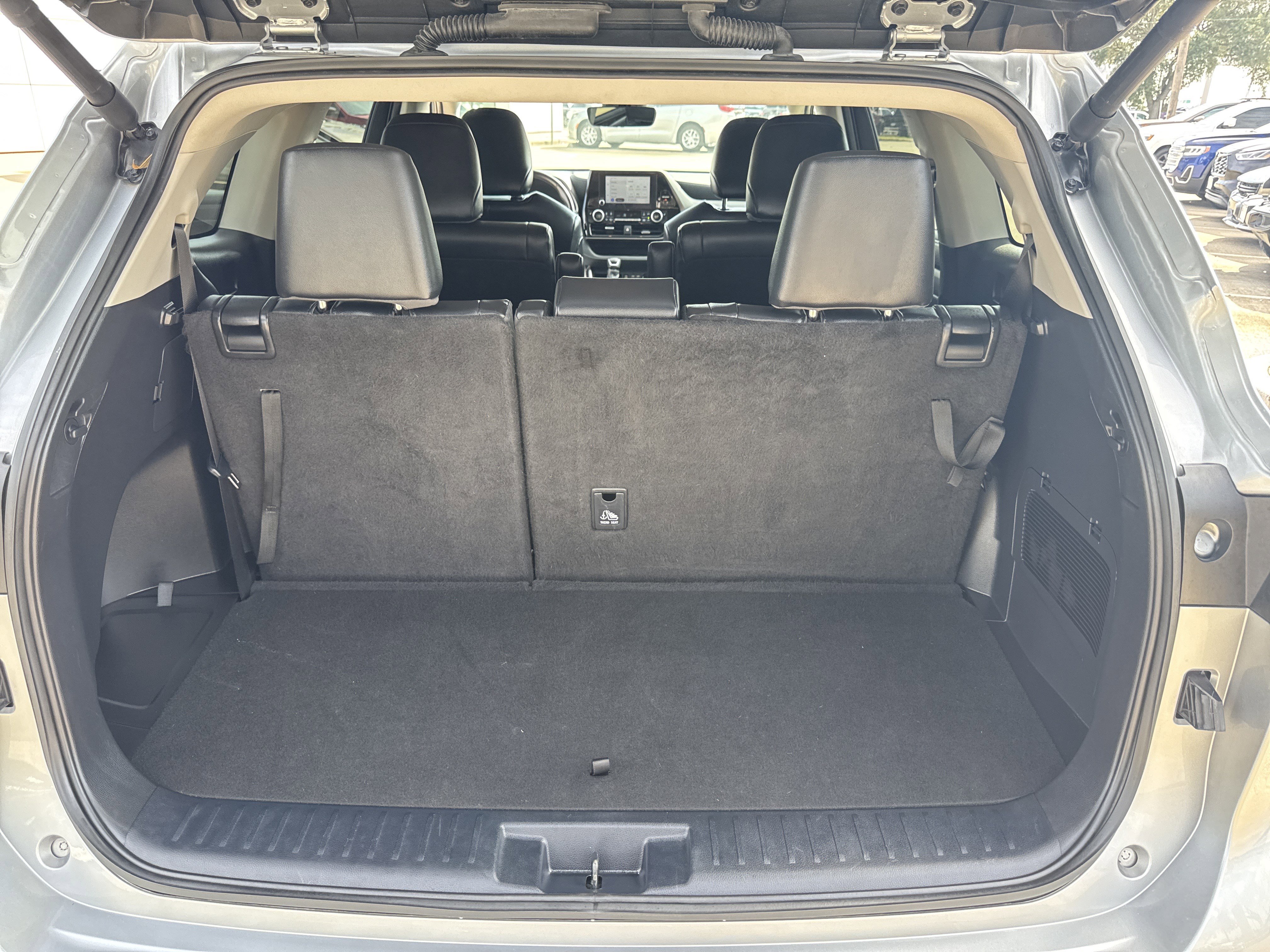 Used 2024 Toyota Highlander LE image 38