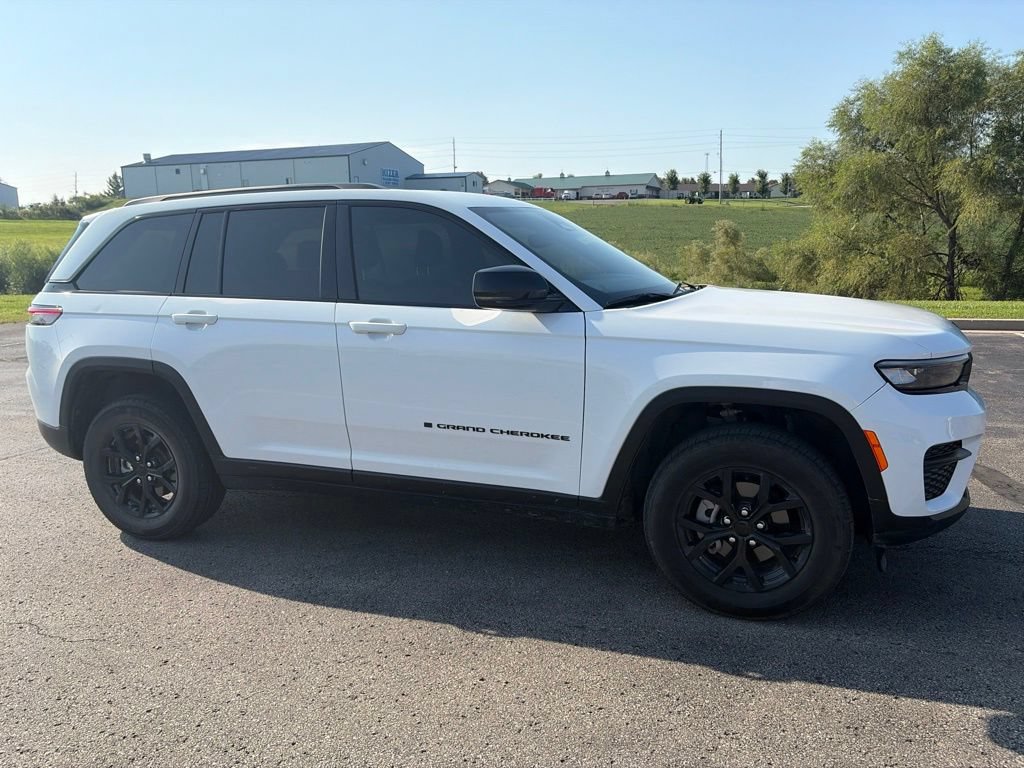 Used 2024 Jeep Grand Cherokee Altitude AWD/4WD image 3