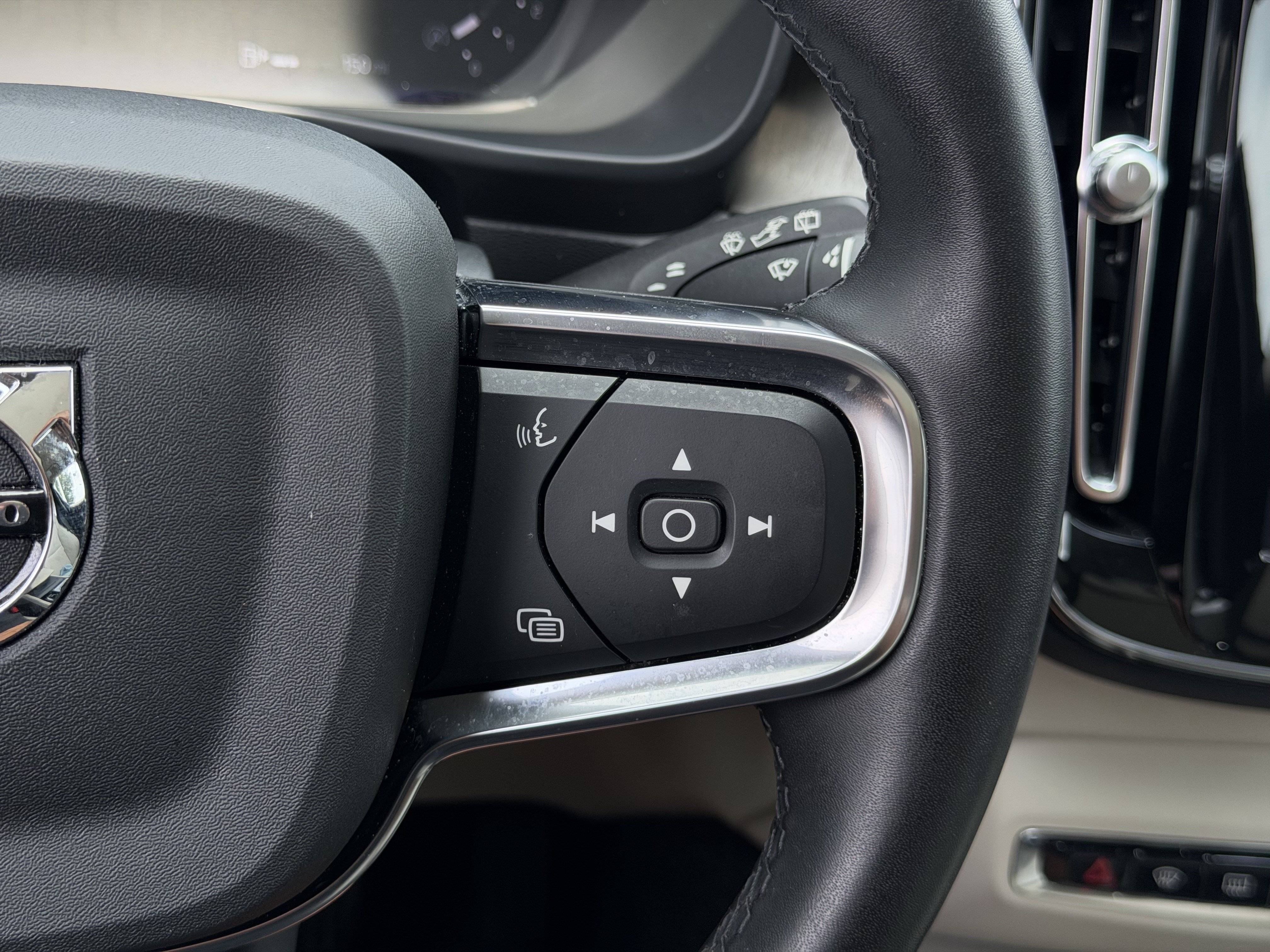 Used 2023 Volvo XC40 B4 Plus w/ Climate Package FWD image 19