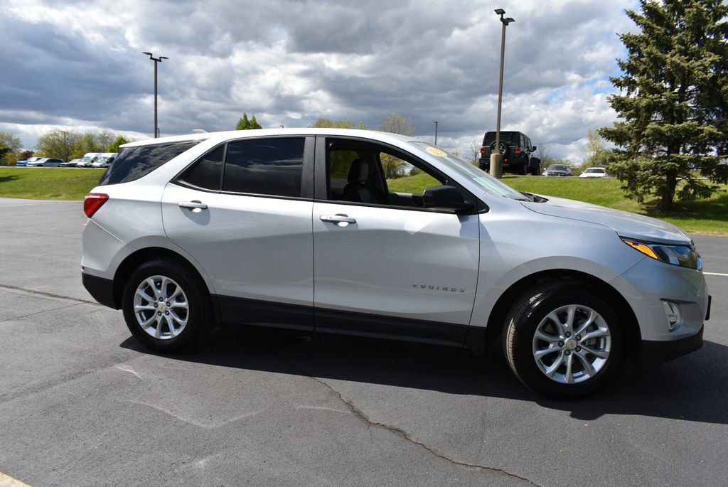 Used 2020 Chevrolet Equinox LS w/ LS Convenience Package FWD image 4