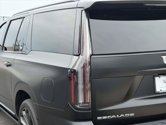Used 2025 Cadillac Escalade ESV V AWD/4WD image 13