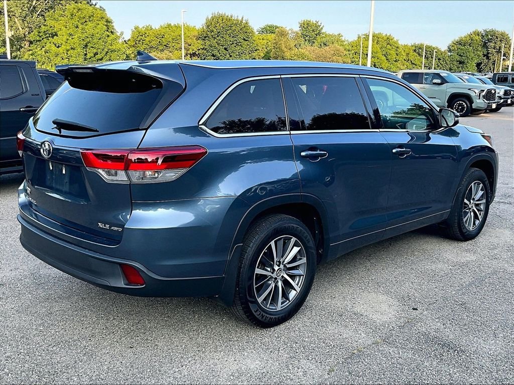 Used 2017 Toyota Highlander XLE AWD/4WD image 6