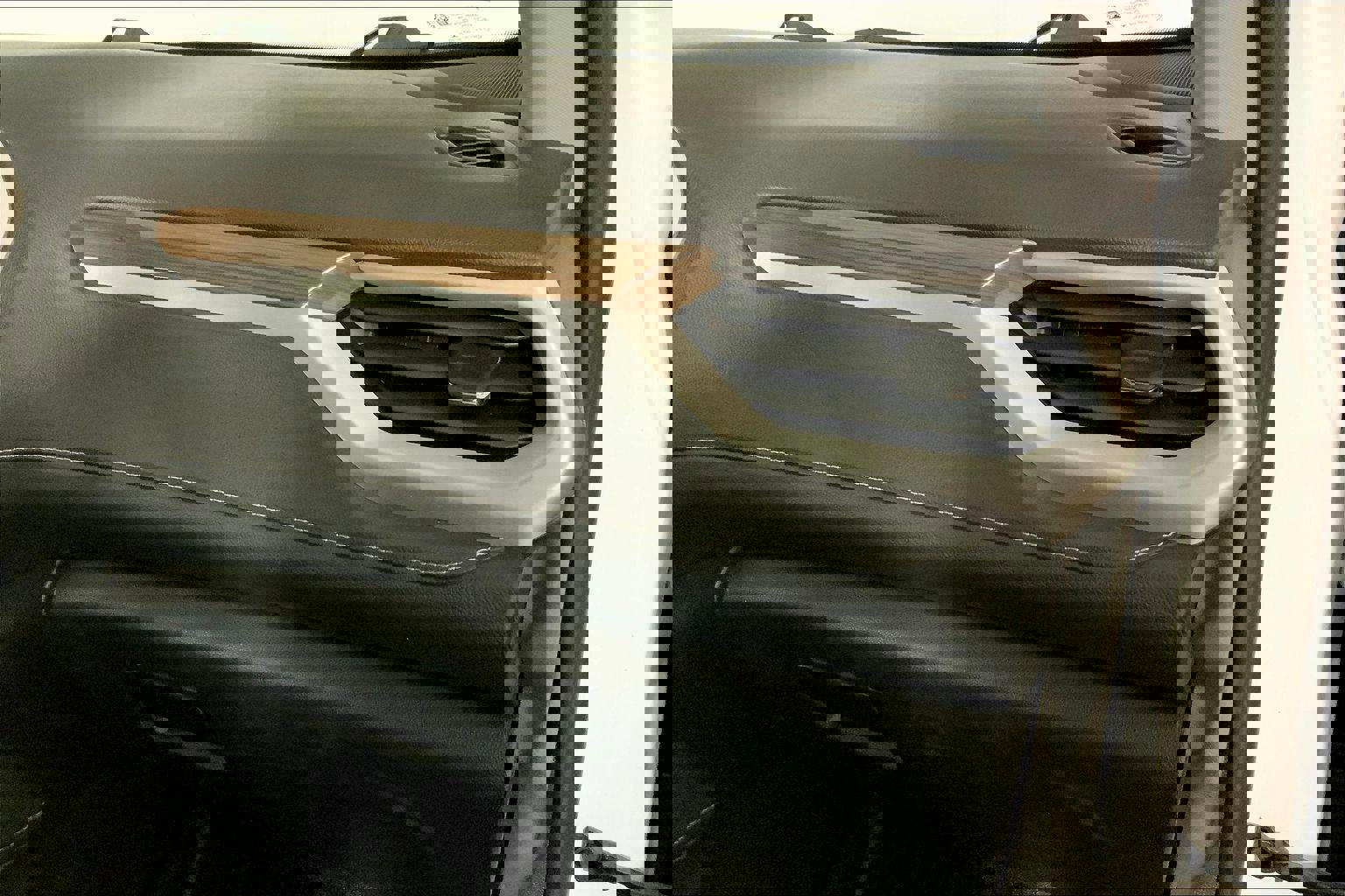 Used 2023 GMC Acadia SLE w/ Driver Convenience Package image 16