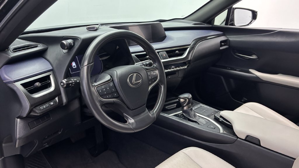 Used 2019 Lexus UX 200 w/ Accessory Package FWD image 14
