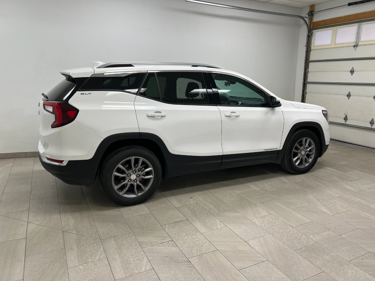 Used 2024 GMC Terrain SLT image 15