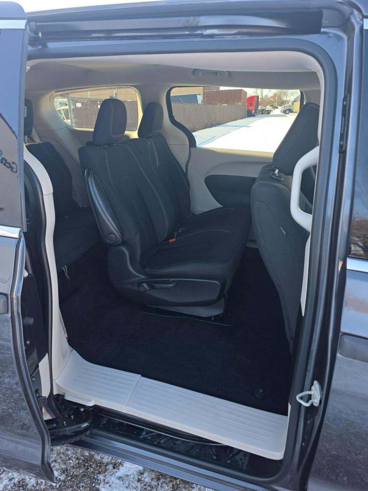 Used 2021 Chrysler Voyager L image 12