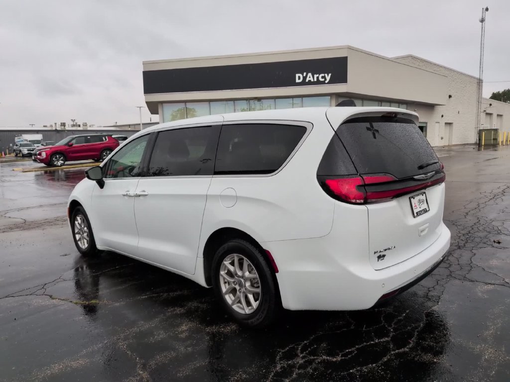 Used 2024 Chrysler Pacifica Touring-L FWD image 9