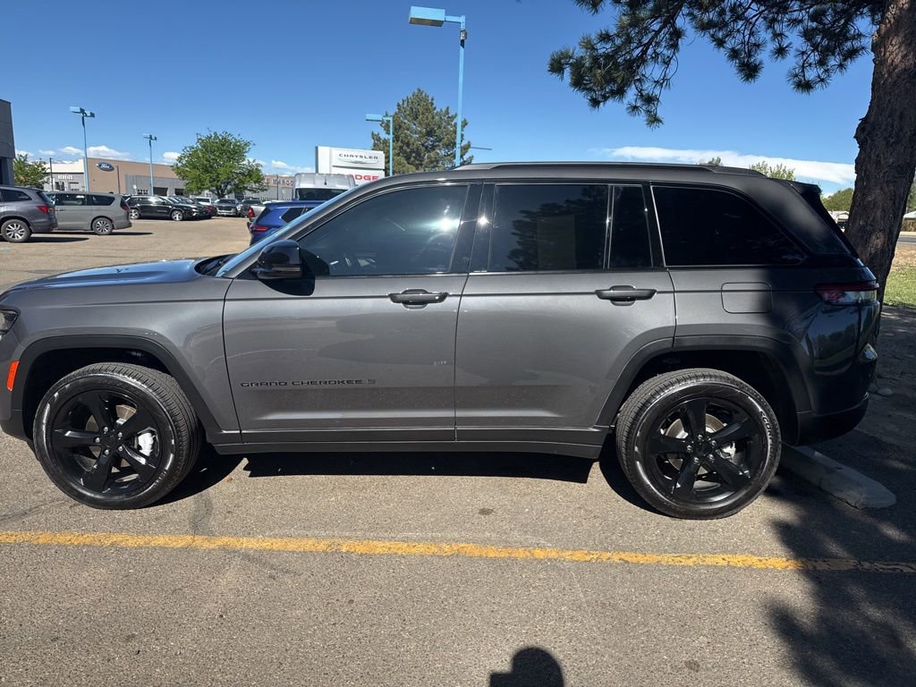 Used 2025 Jeep Grand Cherokee Limited w/ Black Appearance Package AWD/4WD image 11