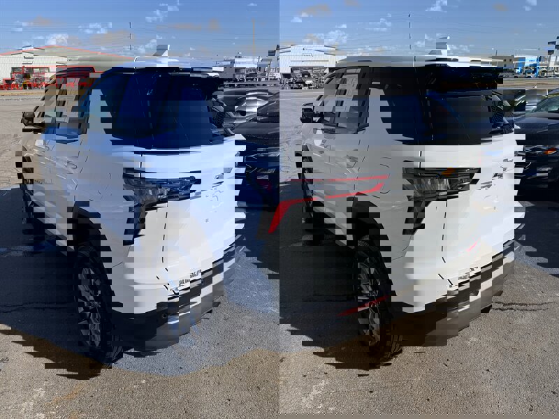 Used 2025 Chevrolet Equinox LT w/ Safety and Technology Package image 2