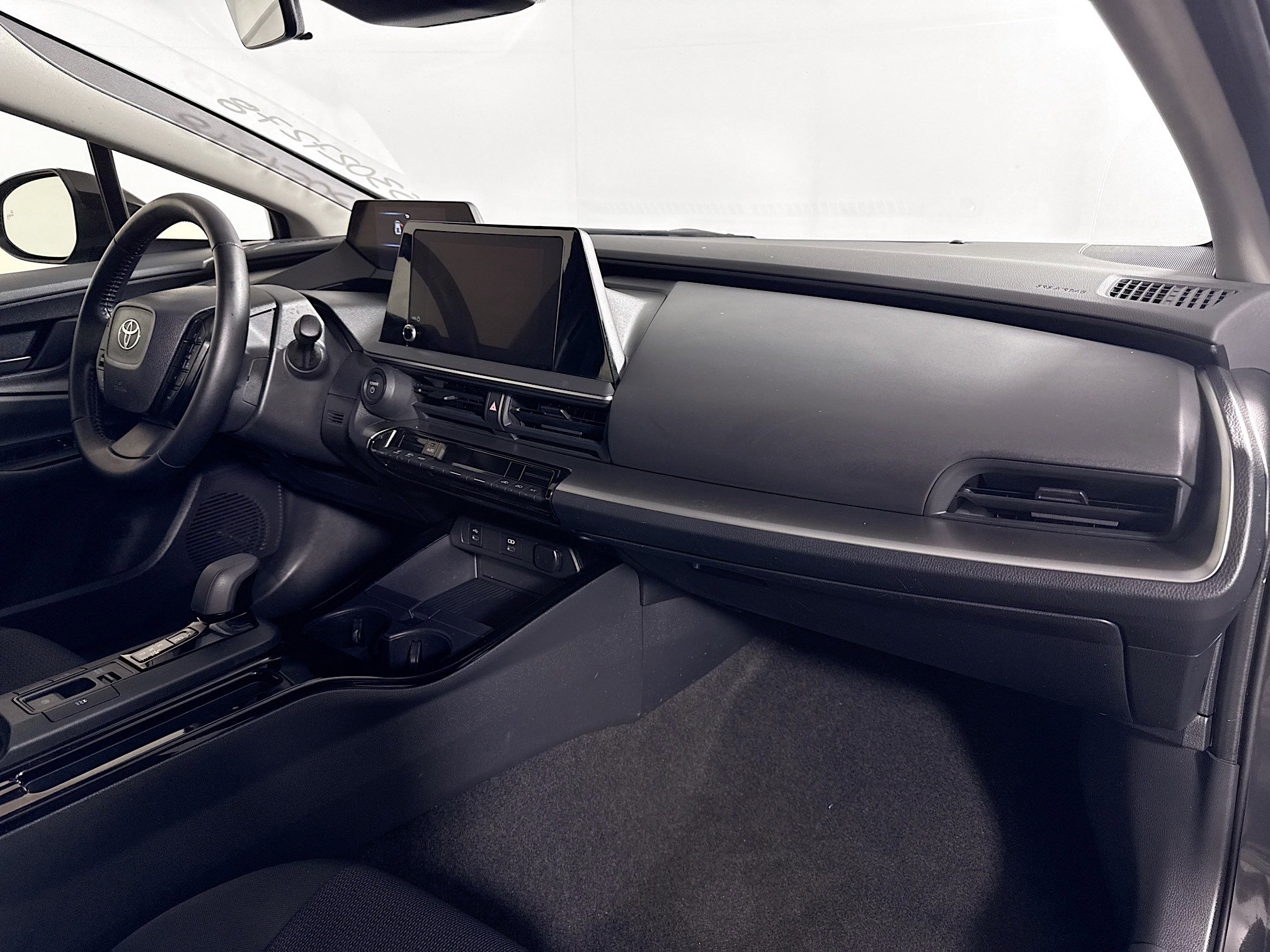 Used 2025 Toyota Prius LE image 25