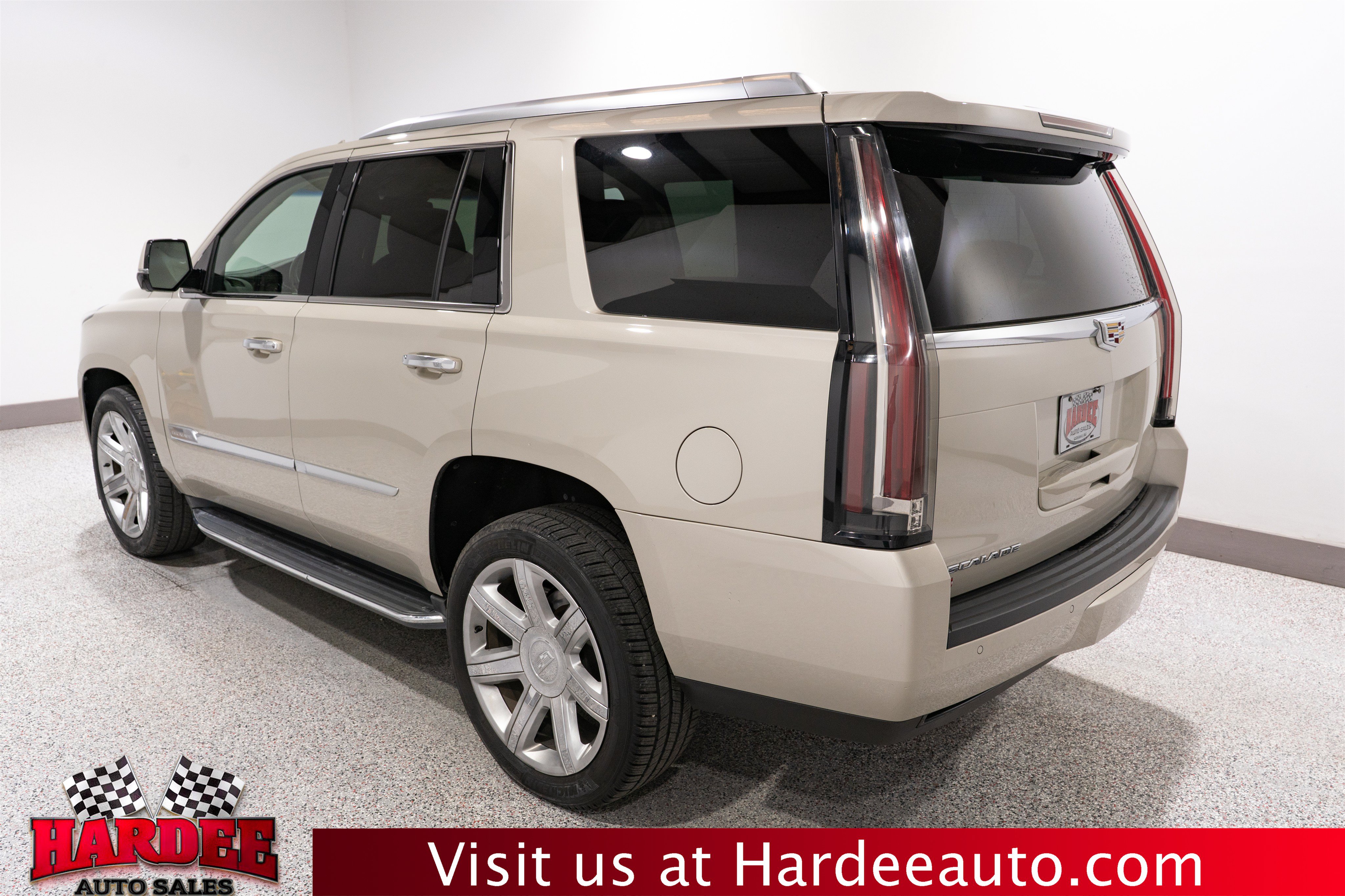 Used 2016 Cadillac Escalade Luxury RWD image 3
