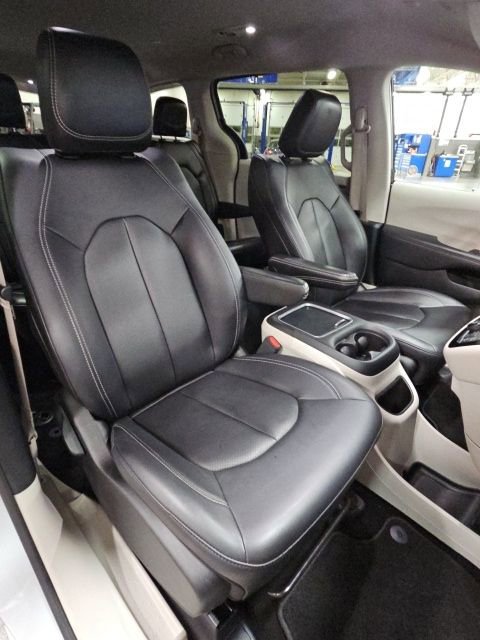 Used 2024 Chrysler Pacifica Touring-L image 45