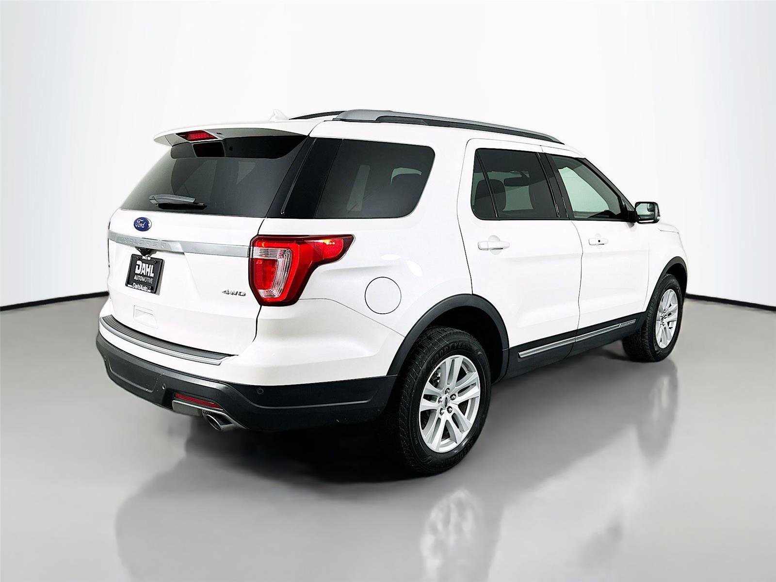 Used 2018 Ford Explorer XLT w/ Equipment Group 202A image 7