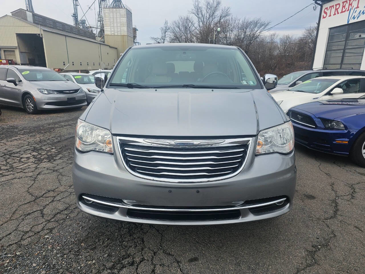 Used 2014 Chrysler Town & Country Touring-L w/ Driver Convenience Group image 2
