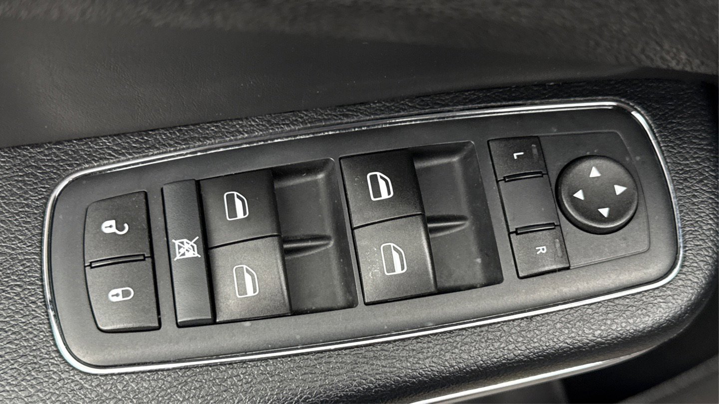 Used 2015 Chrysler 300 Limited RWD image 29