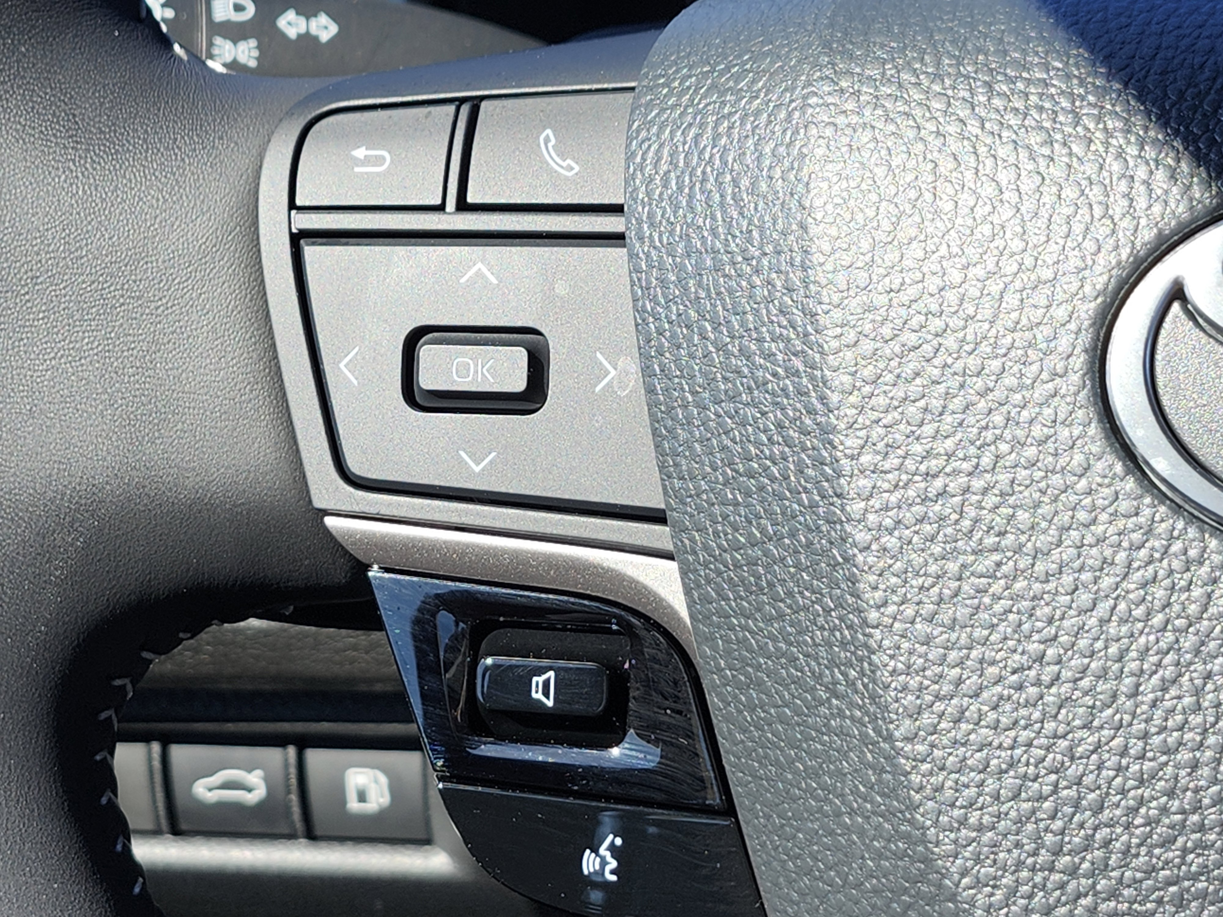 Used 2025 Toyota Camry LE image 35