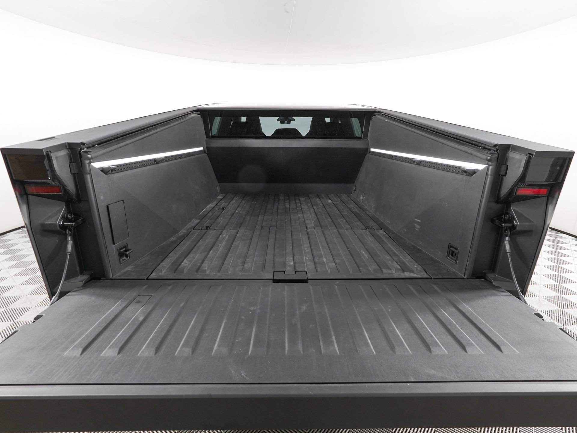 Used 2024 Tesla Cybertruck AWD Crew Cab image 6