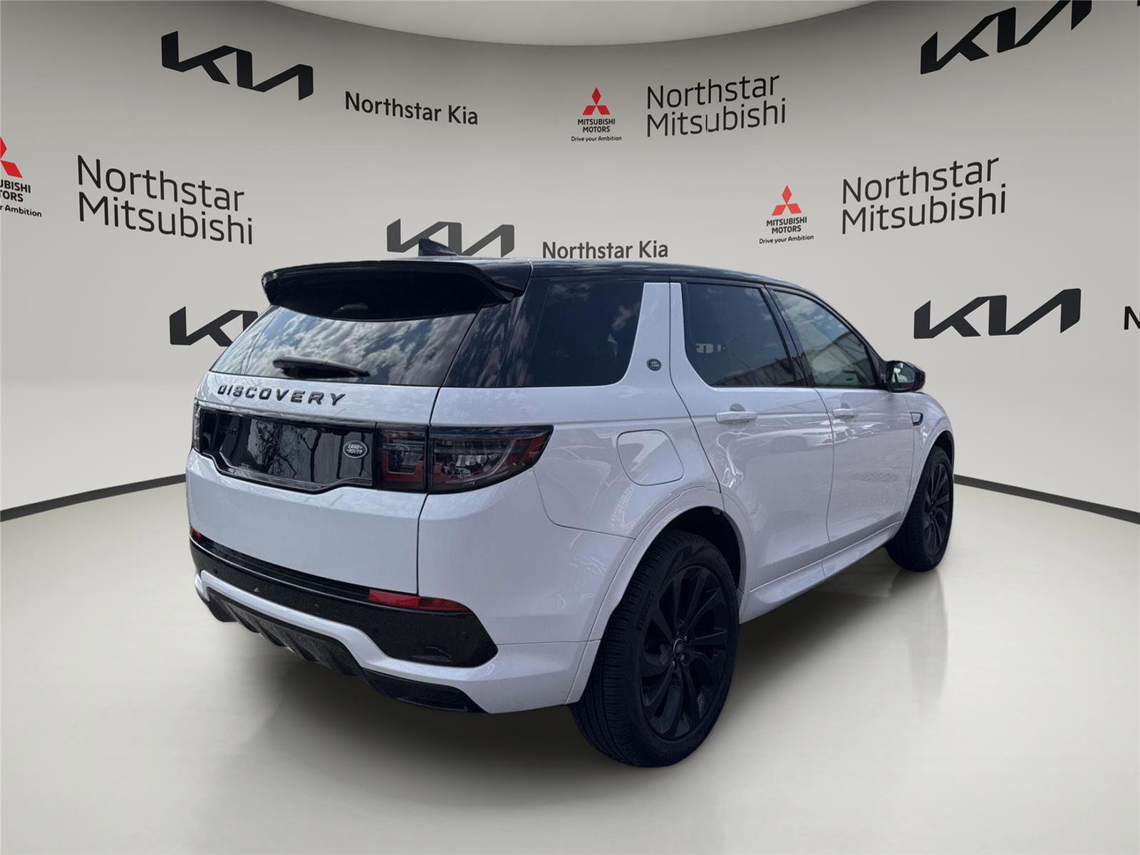 Used 2023 Land Rover Discovery Sport SE R-Dynamic image 5