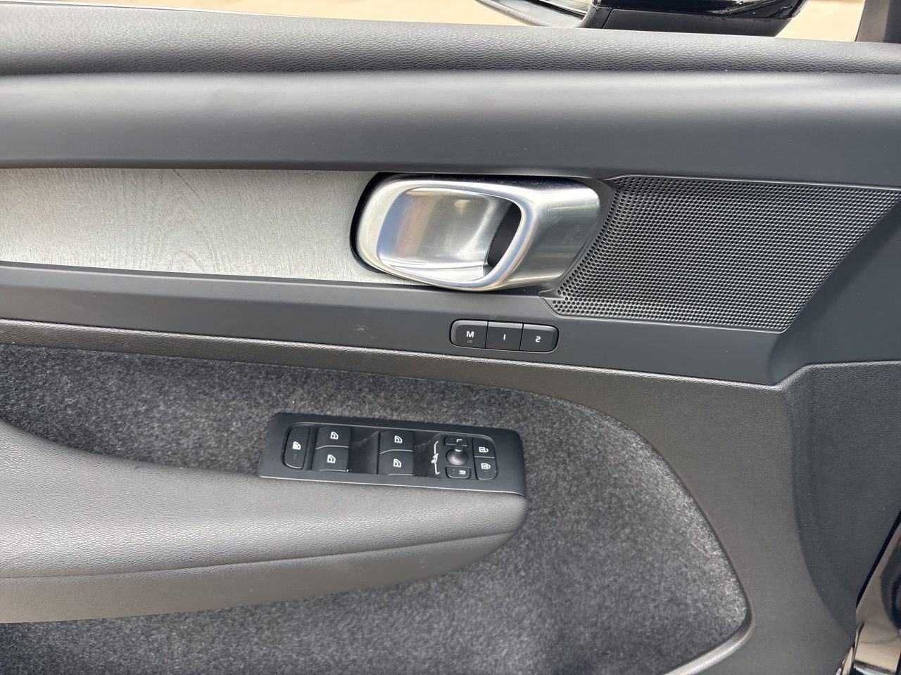 Certified 2025 Volvo XC40 B5 Plus AWD/4WD image 16