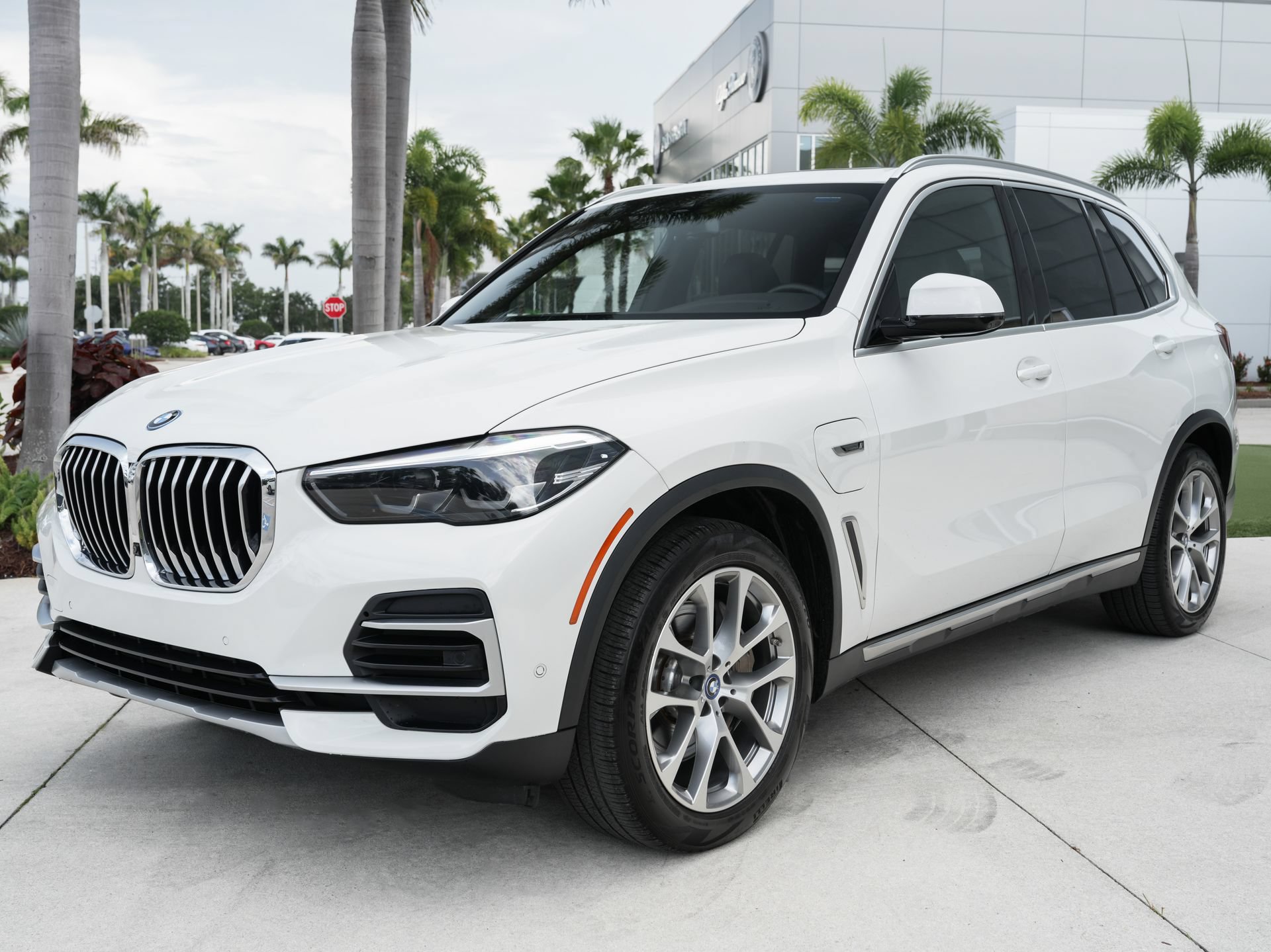 Used 2023 BMW X5 xDrive45e w/ Climate Comfort Package AWD/4WD image 7